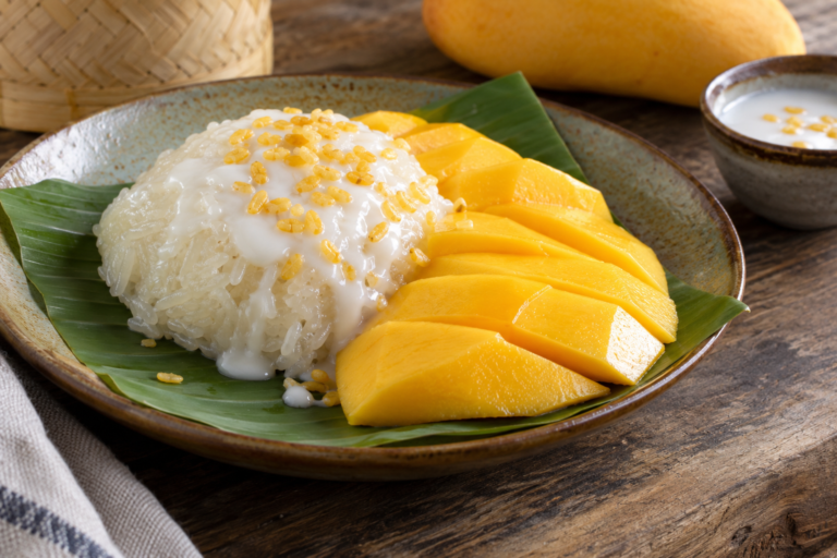 Mango sticky rice with ripe mango and coconut sauce
